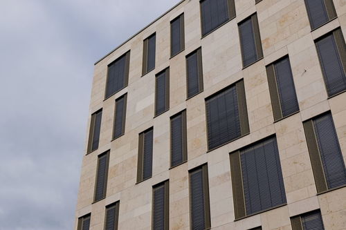 高層建筑外墻貼磚限制 層數(shù)與安全標準的探究
