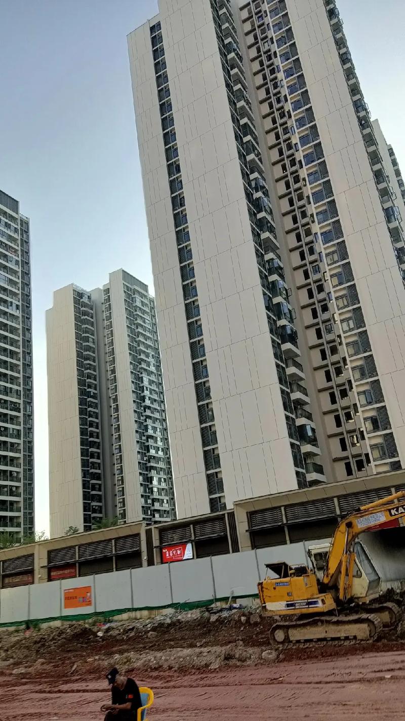 這兩個(gè)月雨水多單做外墻難搞哦
